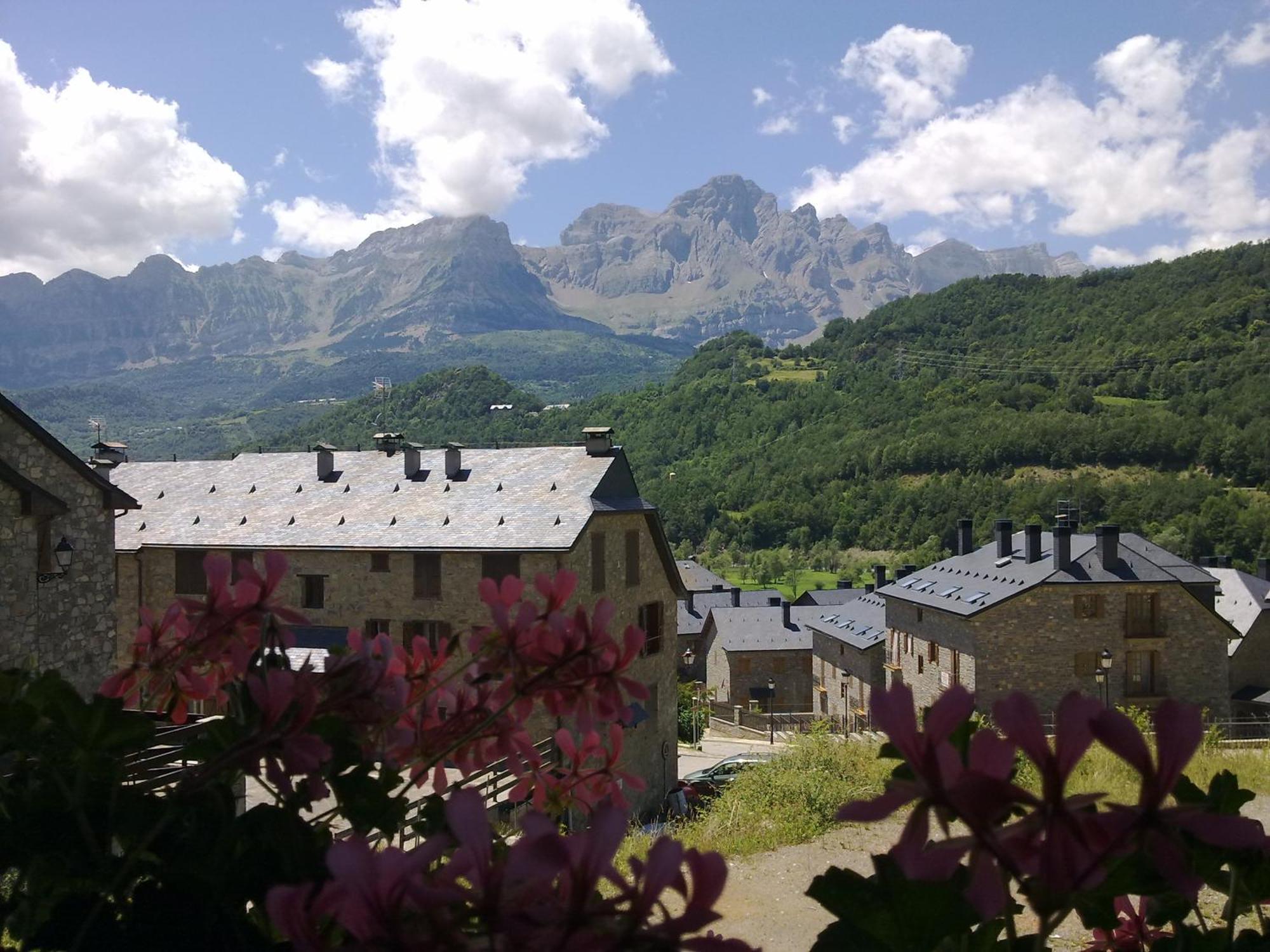Vistas Espectaculares, Wifi Y Parking Appartement El Pueyo de Jaca Buitenkant foto